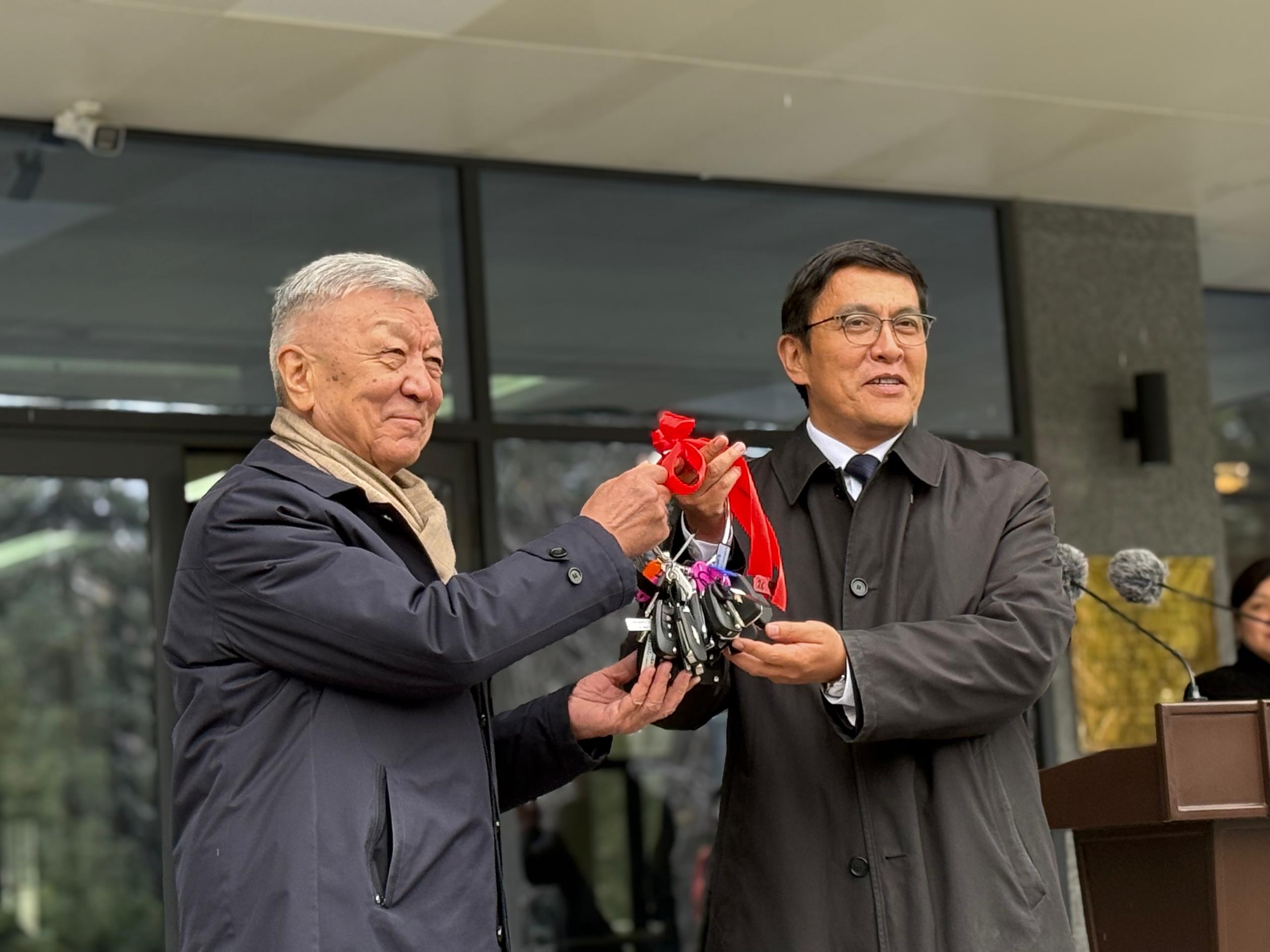 АКАДЕМИИ НАУК ПЕРЕДАНО 26 АВТОТРАНСПОРТНЫХ СРЕДСТ